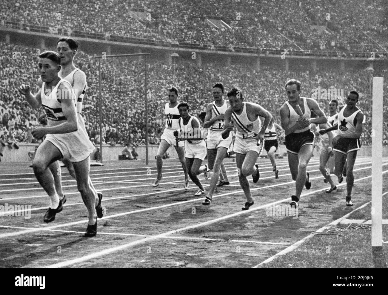 1936 Olimpiadi, Berlino - molto jossling di posizione fino al secondo scambio nel relè 4x100 metri. Qui la Gran Bretagna si trova di fronte. Bis zum zweiton Wechsel wurde in der 4x100 metri staffel hart um die fuhrung gekampft. Grossbritannien liegt hier di fronte. ©TopFoto Foto Stock