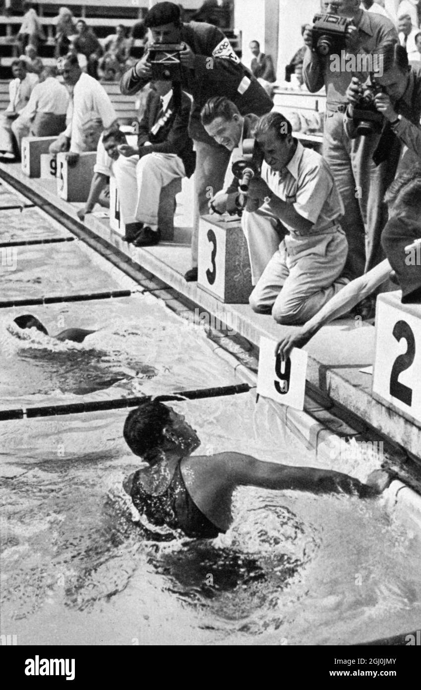 1936 Olimpiadi, Berlino - uno sguardo al 1500m di nuoto freestyle. Noboru Terada, vincitore in corsia 3, si è già girato, Jack Medica (secondo in corsia 2) si sta ancora girando con nove lunghezze per andare come indicato dal giudice sul board. (Momento aus dem 1500m Freistillschwimmen: Terada, der Sieger, ist bereits wieder in der Bahn, Medica noch bei der Wende zur 9. Bahnlange, die der Bahnrichter auf der Tafel anzeigt.) ©TopFoto Foto Stock