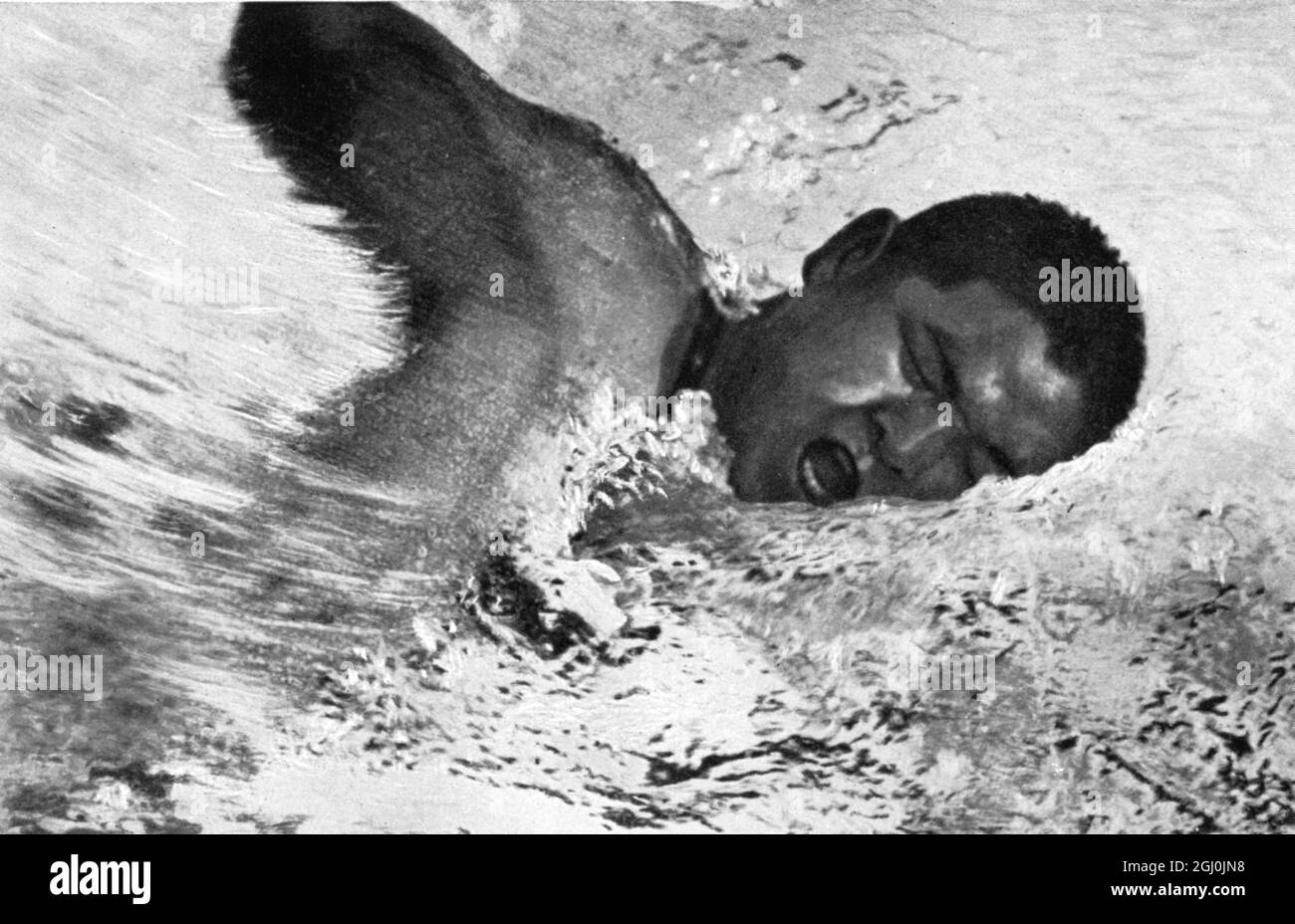1936 Olimpiadi, Berlino - Noboru Terada (Giappone) trionfa nel freestyle 1500 m. Anche se si è inghiottito bene, non è riuscito a migliorare il record esistente. (Terada-Japan siegte im 1500 m Freisilschwimmen unangefochten und hatte somit nicht den Ansporn, die bestehenden Rekorde zu verbessern, obwohl seine Schwimmkunst dazu reichte.) ©TopFoto Foto Stock