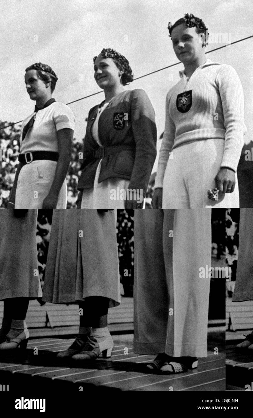 Olimpiadi del 1936, Berlino - i nuotatori dei 100 metri di freestyle sono onorati: (l-r) Jeanette Campbell (Argentina) (2), Rie Mastenbroek (Paesi Bassi) (1) e Gisela Arendt (Germania) (3). (Hier werden die Siegerinnen im 100 m Freistillschwimmen geehrt: Jeanette Campbell (2), Ria Mastenbroek (1) u. Gisela Arendt (3)) ©TopFoto Foto Stock