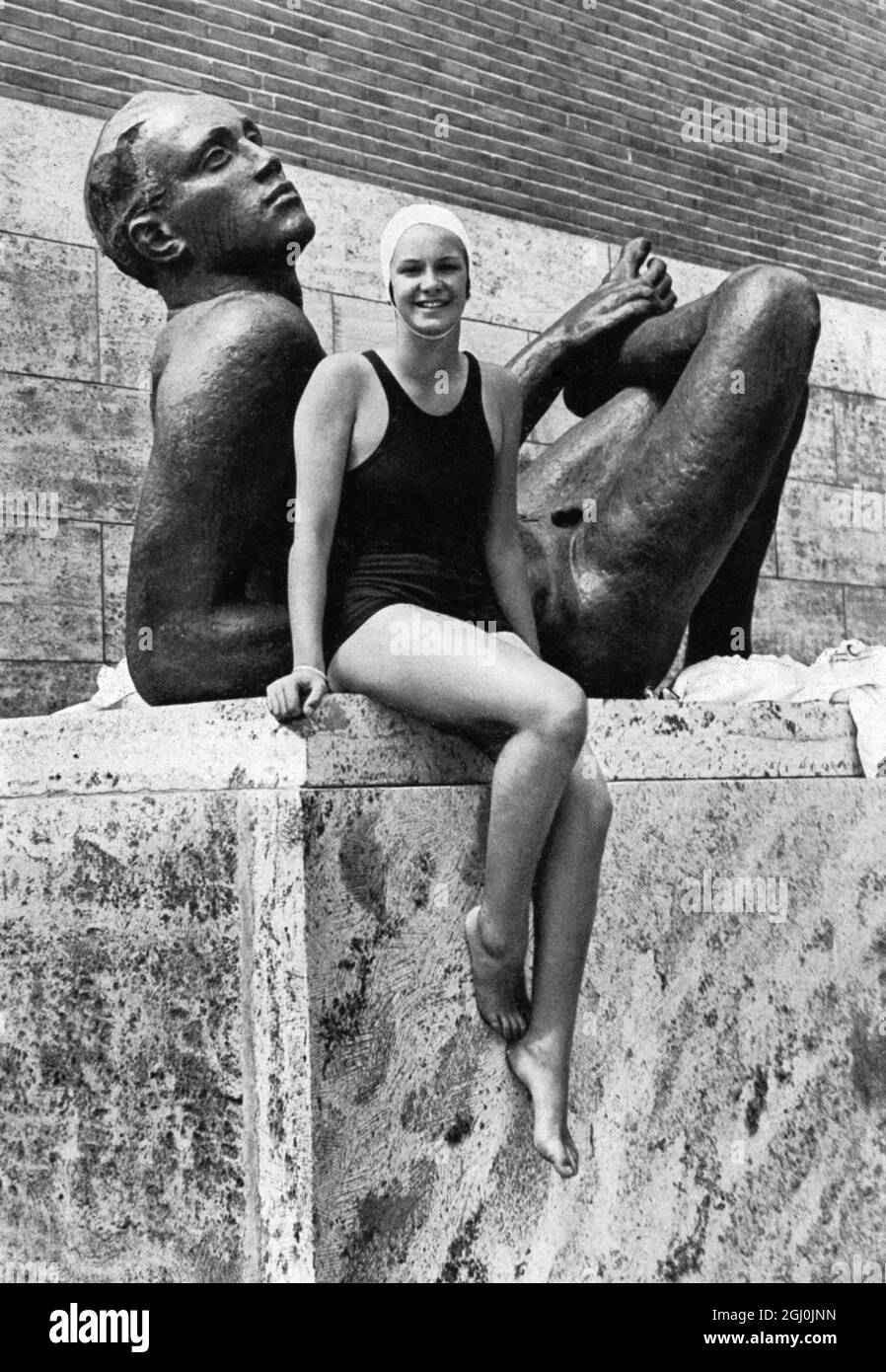 1936 Olimpiadi, Berlino - Jeanette Campbell (Argentina), secondo nel 100 metri di freestyle nuotare dietro Ria (Rie) Mastenbroek (Paesi Bassi). (Jeanette Campbell-Argentinien, Zwelte im 100 metri Freistillschwimmen hinter Ria Mastenbroek.) ©TopFoto Foto Stock