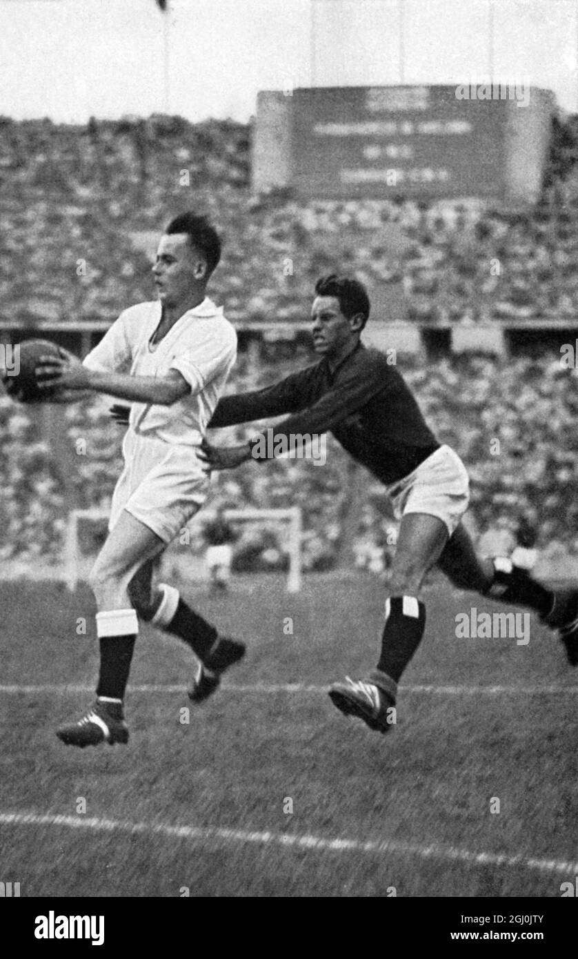 Olimpiadi del 1936, Berlino - il giocatore di pallamano deve prendere e lanciare mentre corre veloce. (Im schnellen Lauf muss der Handballspieler fangen und werfen.) ©TopFoto Foto Stock