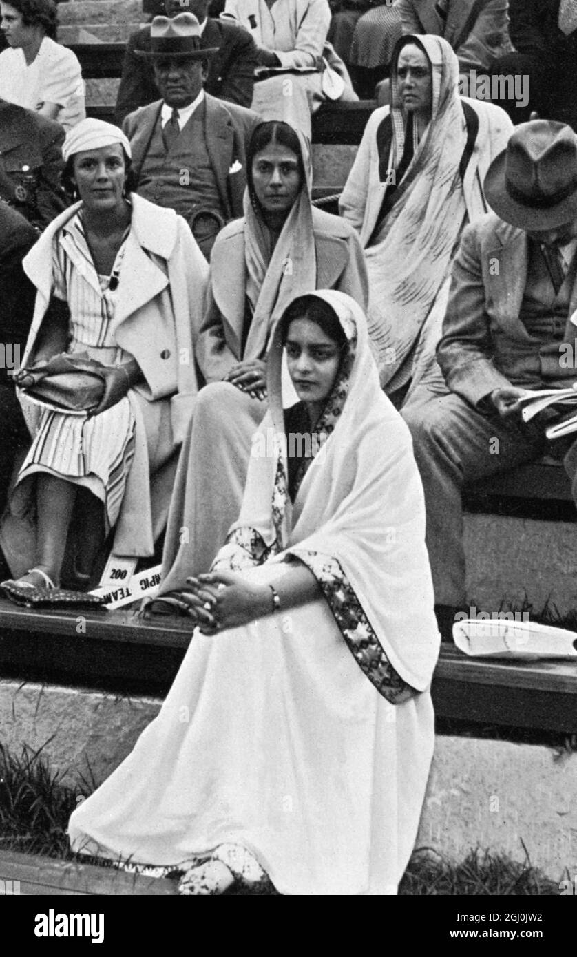 Olimpiadi 1936, Berlino - spettatori esotici interessati a guardare la partita di hockey Germania contro India. (Interessanie exotische Zuschauer beim Spiel Deutschland-Indien.) Foto Stock