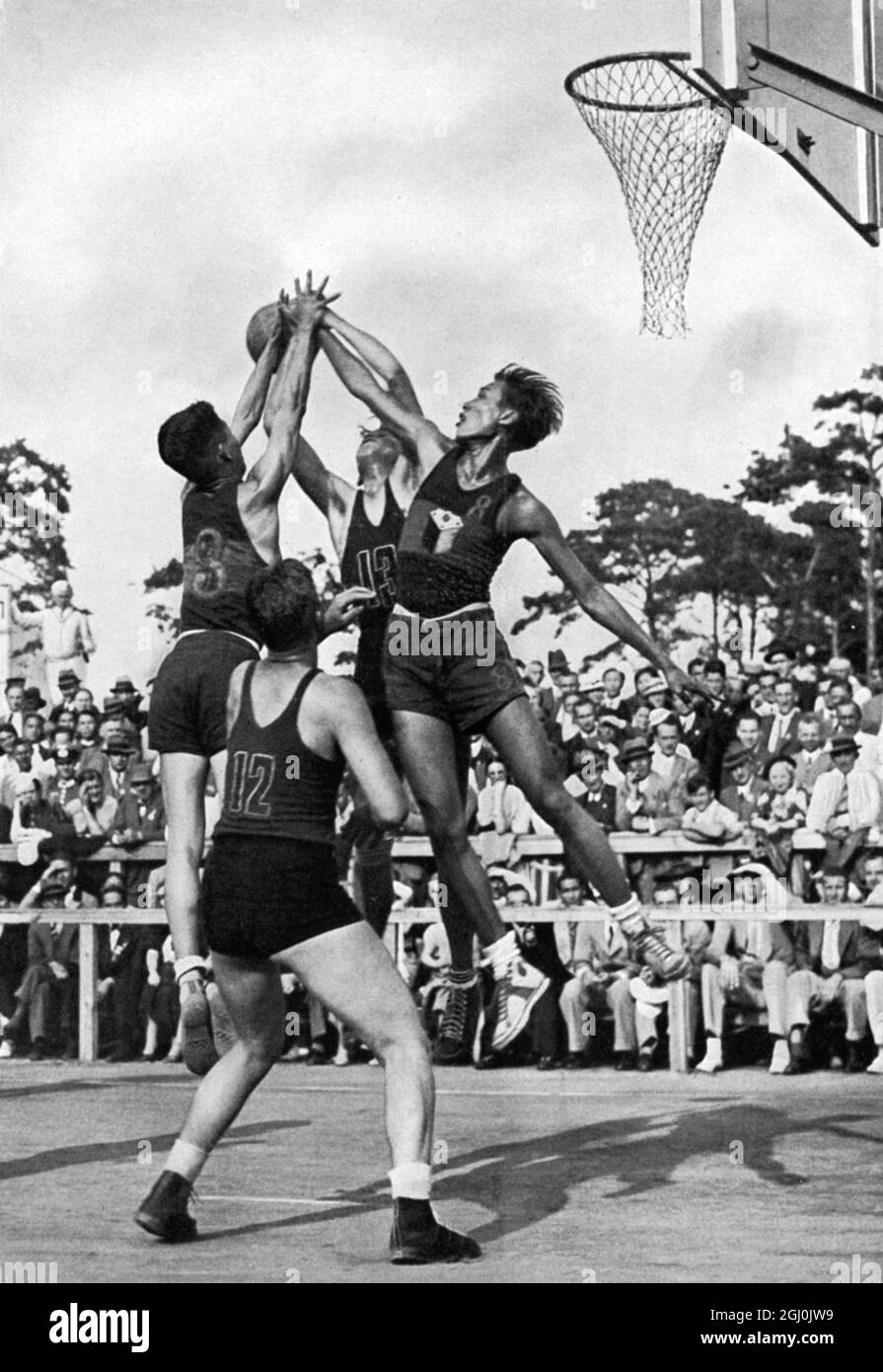 1936 Olimpiadi, Berlino - azione sparata come i giocatori filippini e messicani di pallacanestro competere. (Eine prachtige Kampfszene aus dem Basketballspiel Philippinen gengen Mexiko.) ©TopFoto Foto Stock