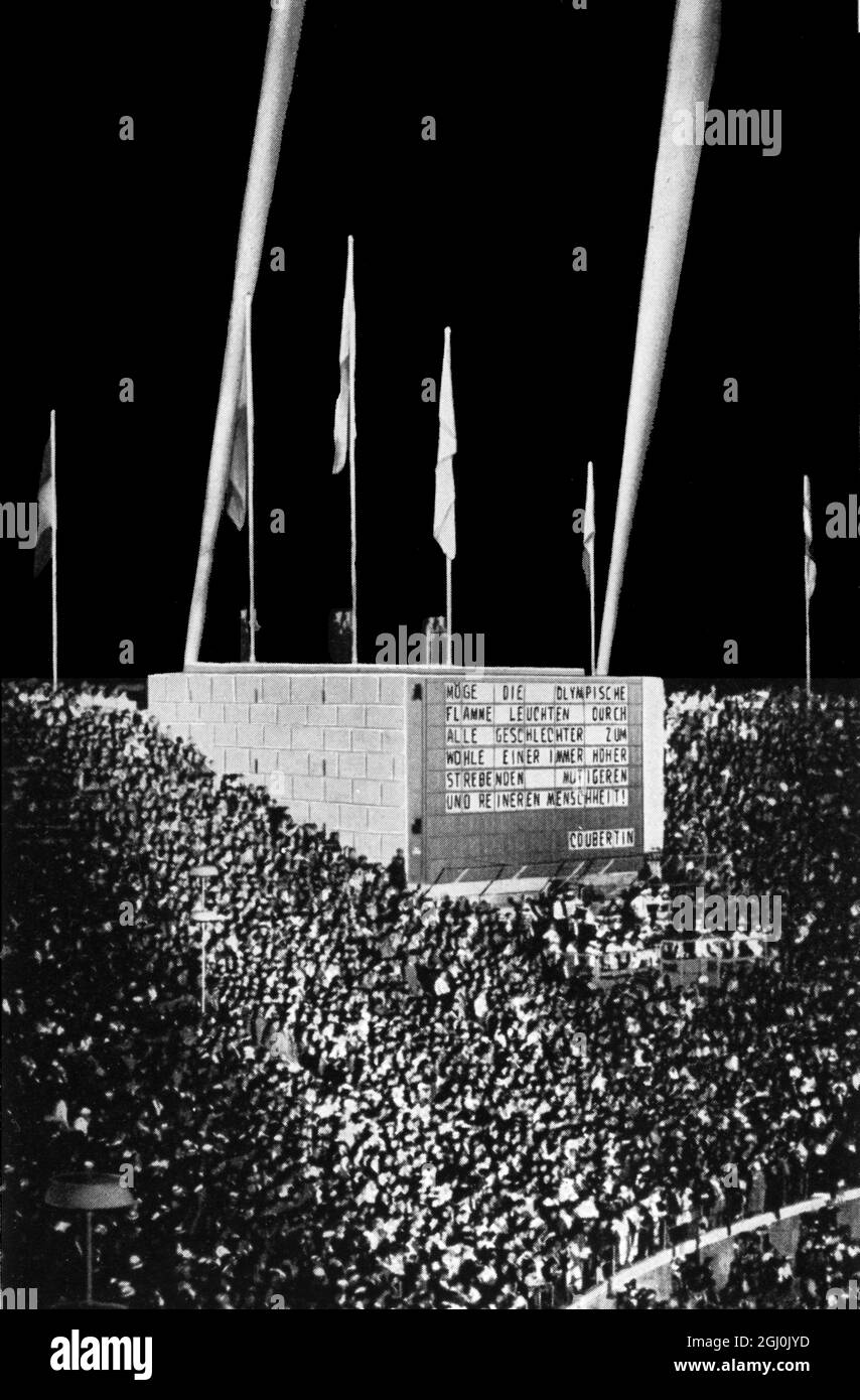 Olimpiadi di Berlino del 1936 - messaggio del barone Pierre de Coubertin sul tabellone - Pierre de Frédy, Baron de Coubertin (dal 1 gennaio 1863 al 2 settembre 1937) è stato un . Il suo messaggio ai Giochi Olimpici di Berlino è stato: ''sarà una grande data non solo nella storia dei Giochi, ma nella storia dell'età attuale, quando giovani uomini di tutte le nazioni entreranno nello Stadio di Berlino, seguendo le loro bandiere nazionali, e si uniranno a prendere il Sacro giuramento.'' (Die Botschaft des barons Pierre de Coubertin an der Siegertafel: MOGE Foto Stock