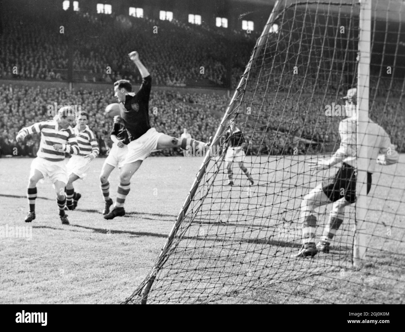 Glasgow: Tully di Celtic, (estrema sinistra) testa la palla a Fernie, non nella foto che segna il primo gol del Celtic contro gli avversari Raith Rovers, al Celtic Park, ultimo Sabato finale punteggio è stato 3 - 1 al Celtic. 22 settembre 1958 Foto Stock