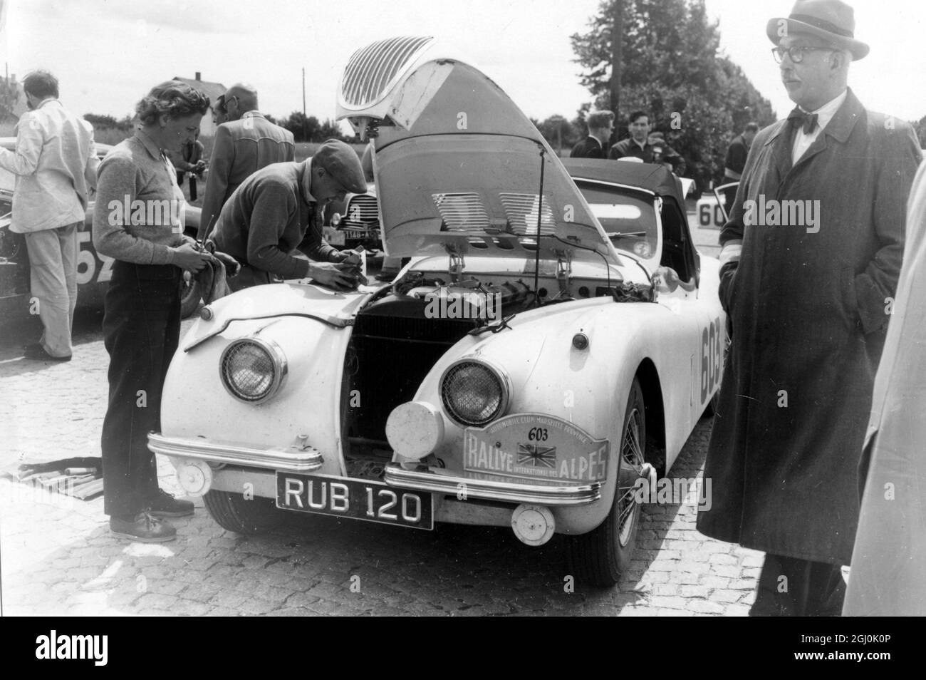 Monaco: Il pilota britannico Ian Appleyard effettua il servizio di assistenza alla sua Jaguar presso il punto di controllo di Monaco dell'International Alpine Trial, al quale partecipano più di cento auto. 15 luglio 1953 Foto Stock