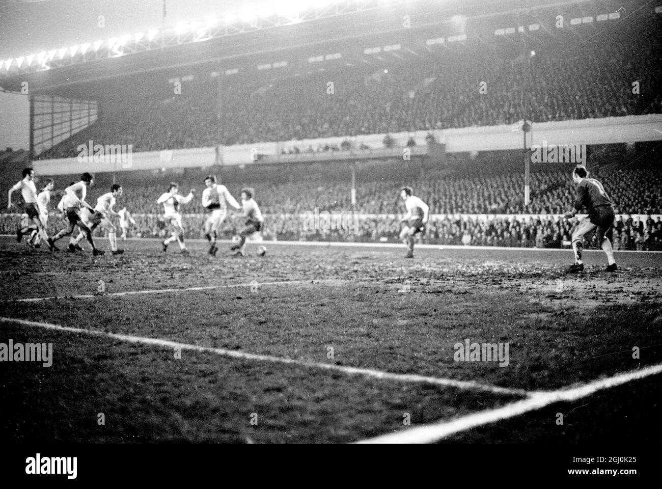 European Fairs Cup semi-finale 1° tappa. Arsenal V Ajax Eddie Kelly dell'Arsenal (al centro) testa la palla via durante un attacco Ajax nella semifinale della European Fairs Cup ad Highbury. All'estrema sinistra c'è Charlie George e a destra Frank McLintock: E all'estrema destra (sfondo) c'è Jon Sammels. 8 aprile 1970 Foto Stock