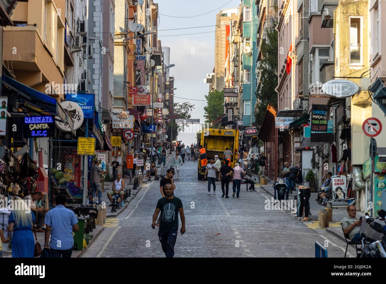 Kumkapi, Fatih, lstambul - Turchia - 30 2021 agosto: Una strada a Kumkapi Foto Stock