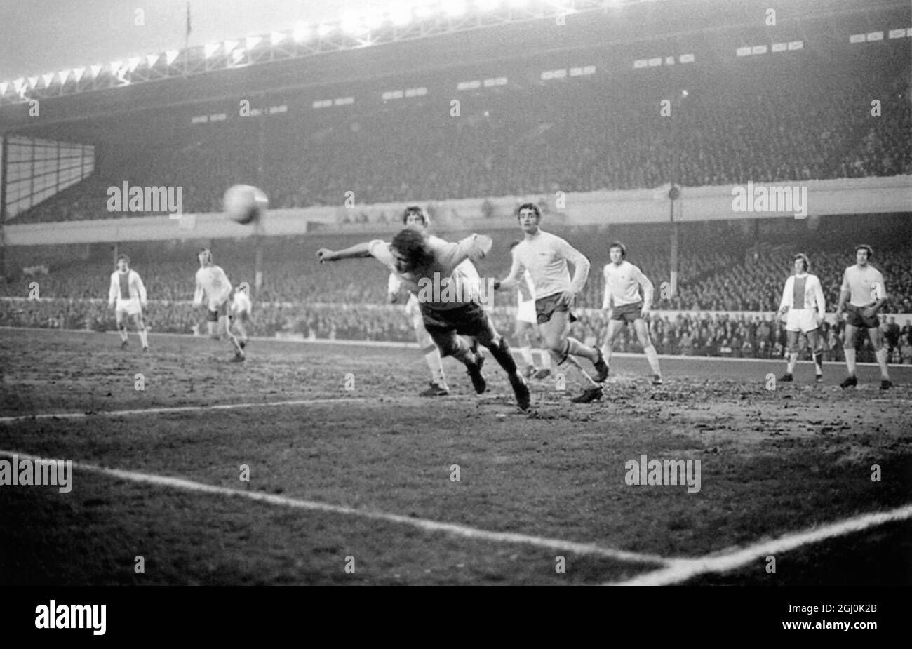 European Fairs Cup semi-finale 1° tappa. Arsenal V Ajax Eddie Kelly dell'Arsenal (al centro) testa la palla via durante un attacco Ajax nella semifinale della European Fairs Cup ad Highbury. All'estrema sinistra c'è Charlie George e a destra Frank McLintock: E all'estrema destra (sfondo) c'è Jon Sammels. 8 aprile 1970 Foto Stock