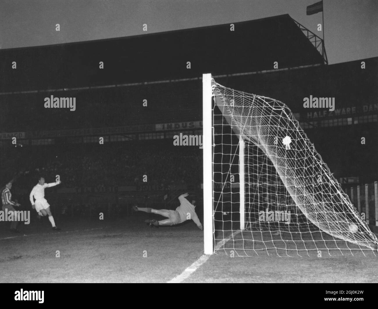 15 maggio 1963: Tottenham Hotspur contro Atletico Madrid. Foto mostra: I punteggi di Jimmy Greaves (a sinistra) degli spurs per il suo team contro Atletico Madrid a Rotterdam, nei Paesi Bassi. Foto Stock