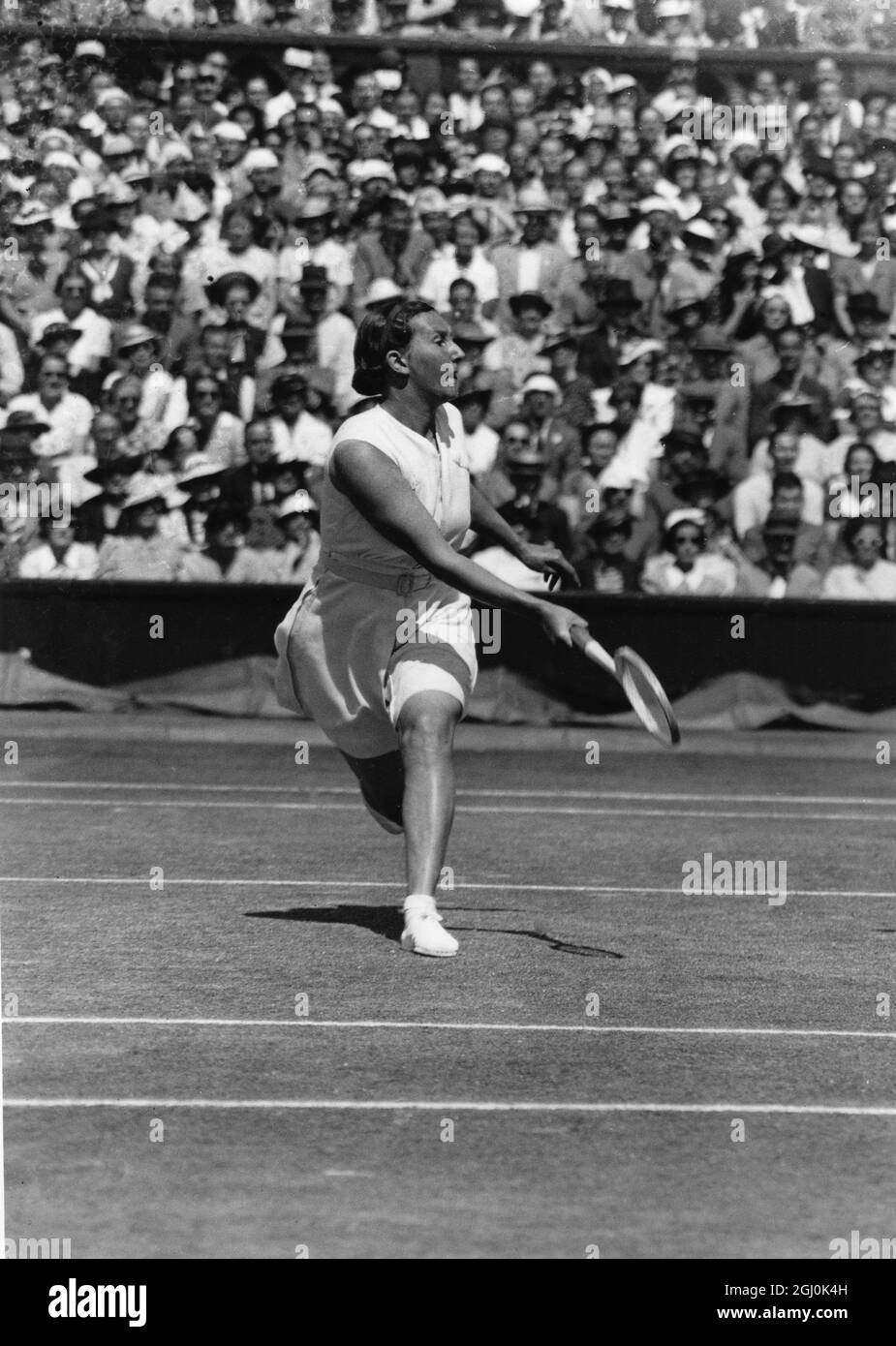 Dorothy Edith Round Little (13.07.08-12.11.82) - Miss Round nella finale femminile a Wimbledon - 3 luglio 1937 ©TopFoto *** Local Caption *** 1937 - Miss D.E. Rotondo Foto Stock