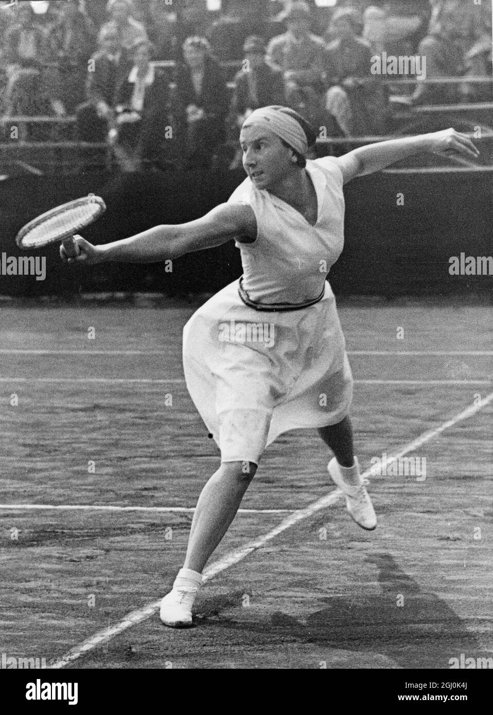 Dorothy Edith Round Little (13.07.08-12.11.82) - Miss Round nella finale femminile al Torneo di West Kensington - 14 maggio 1932. ©TopFoto *** Local Caption *** 1934 - Miss D.E. Rotondo Foto Stock