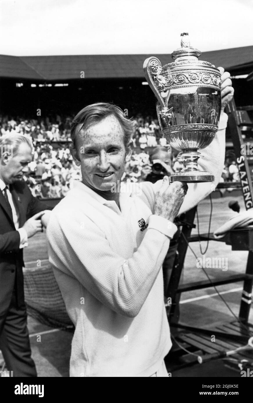 Rod Laver (AUS) n° 1 seme e campione in difesa, mostra fuori il trofeo maschile del campionato singles sul Centre Court. Era la quarta volta che Laver aveva vinto il titolo. - Wimbledon 5 Luglio 1969 ©TopFoto *** Local Caption *** 1961 - R.G. Laver 1962 - R.G. Laver 1968 - R.G. Laver 1969 - R.G. Laver Foto Stock