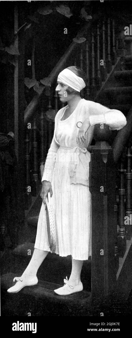 Single challenge round donna : Mlle. Lenglen (il campione a 21) foto nel 1920. Suzanne Rachel Flore Lenglen (24 maggio 1899 – 4 luglio 1938) è stato un tennista francese che ha vinto 31 titoli Grand Slam dal 1914 al 1926. Atleta flamboyant e trendsetting, è stata la prima celebrità femminile di tennis e una delle prime stelle sportive femminili internazionali, chiamata la Divine (quella divina) dalla stampa francese. ©TopFoto Foto Stock