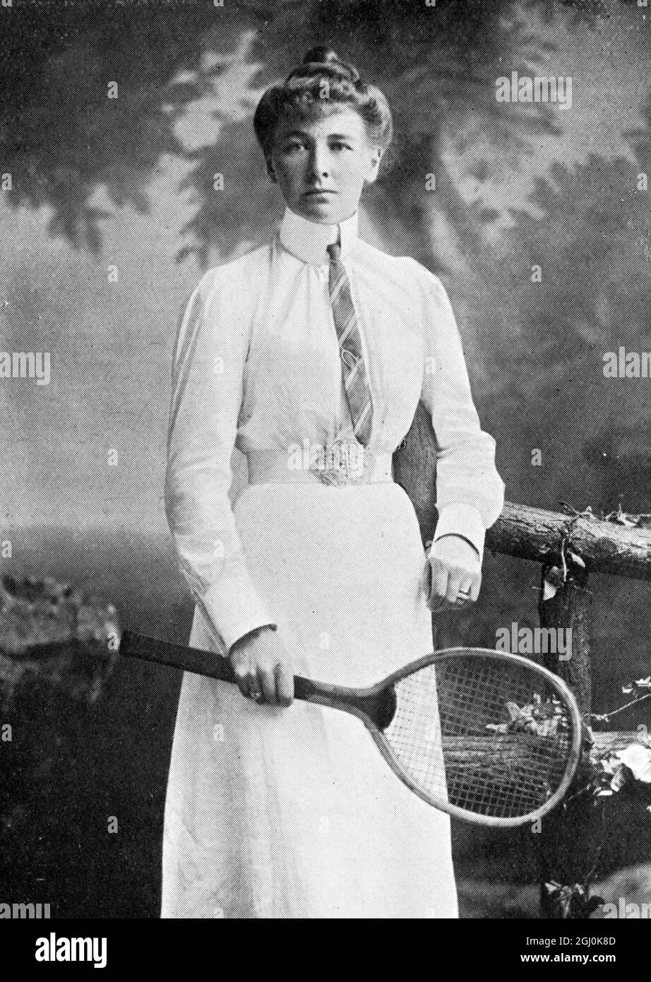 Sterry 1908 - Charlotte Reinagle Cooper (Ealing, 22 settembre 1870 – Middlesex, 10 ottobre 1966) è stata una . Vinse il suo primo dei cinque titoli singoli dei campionati di Wimbledon nel 1895, indossando un abito lungo la caviglia in conformità con un abbigliamento vittoriano adeguato. Vinse di nuovo l'anno successivo e per la terza volta nel 1898. Soprannominata ''Chattie'' era una donna alta, snella ed elegante in apparenza ma un atleta ingannevolmente potente che divenne la prima donna a vincere una medaglia d'oro olimpica. Lei Foto Stock