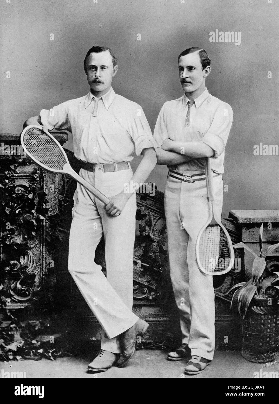 William Renshaw and Ernest Renshaw - 1880 William (Leamington, 3 gennaio 1861 – Swanage, 1904 agosto 12) è uno dei più grandi giocatori di tennis maschi britannici di tutti i tempi. Ha vinto un totale di quattordici titoli Wimbledon. Ernest Renshaw (Leamington, 3 gennaio 1861 – Waltham St. Lawrence, 2 settembre 1899) è stato un . Insieme al fratello gemello William Renshaw, vinse sette volte le doppie degli uomini a Wimbledon. Ernest vinse anche il campionato singles a Wimbledon una volta, nel 1888. ©TopFoto Foto Stock