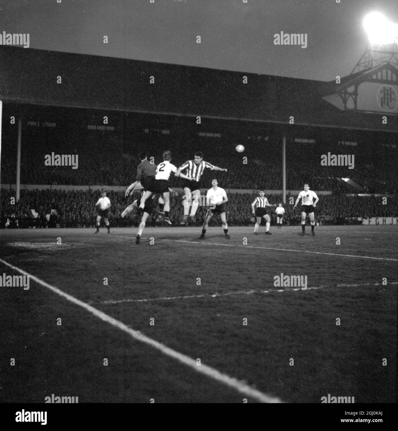 Londra : Tottenham Goalkeeper Brown pugni chiari da un attacco del mercoledì di Sheffield durante la partita di questa sera a White Hart Lane. Baker (n. 2), difensore Spurs, anche visto. Tottenham Hotspur, vincendo una vittoria del 2-1 su Sheffield Wednesday, i loro rivali più vicini, ora sono campioni della Football League. 17 aprile 1961 Foto Stock