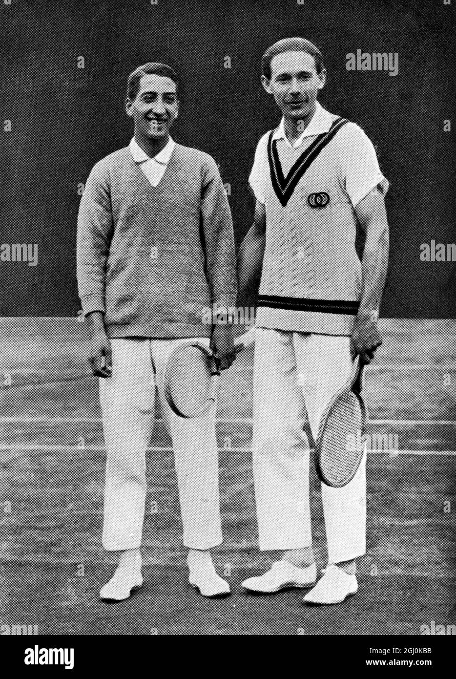 R. Lacoste e J. Borotra 1924 - finalisti tutto francesi. Jean René Lacoste (Parigi, 2 luglio 1904 – Parigi, 12 ottobre 1996) è stato un . Ora è conosciuto per lo più come il namesake della camicia da tennis Lacoste, che ha introdotto nel 1929. Lacoste era uno dei quattro moschettieri, le star francesi del tennis che dominarono il gioco negli anni '20 e all'inizio degli anni '30. Jean Robert Borotra (Parigi, 13 agosto 1898 – Parigi, 17 giugno 1994) è stato un Foto Stock