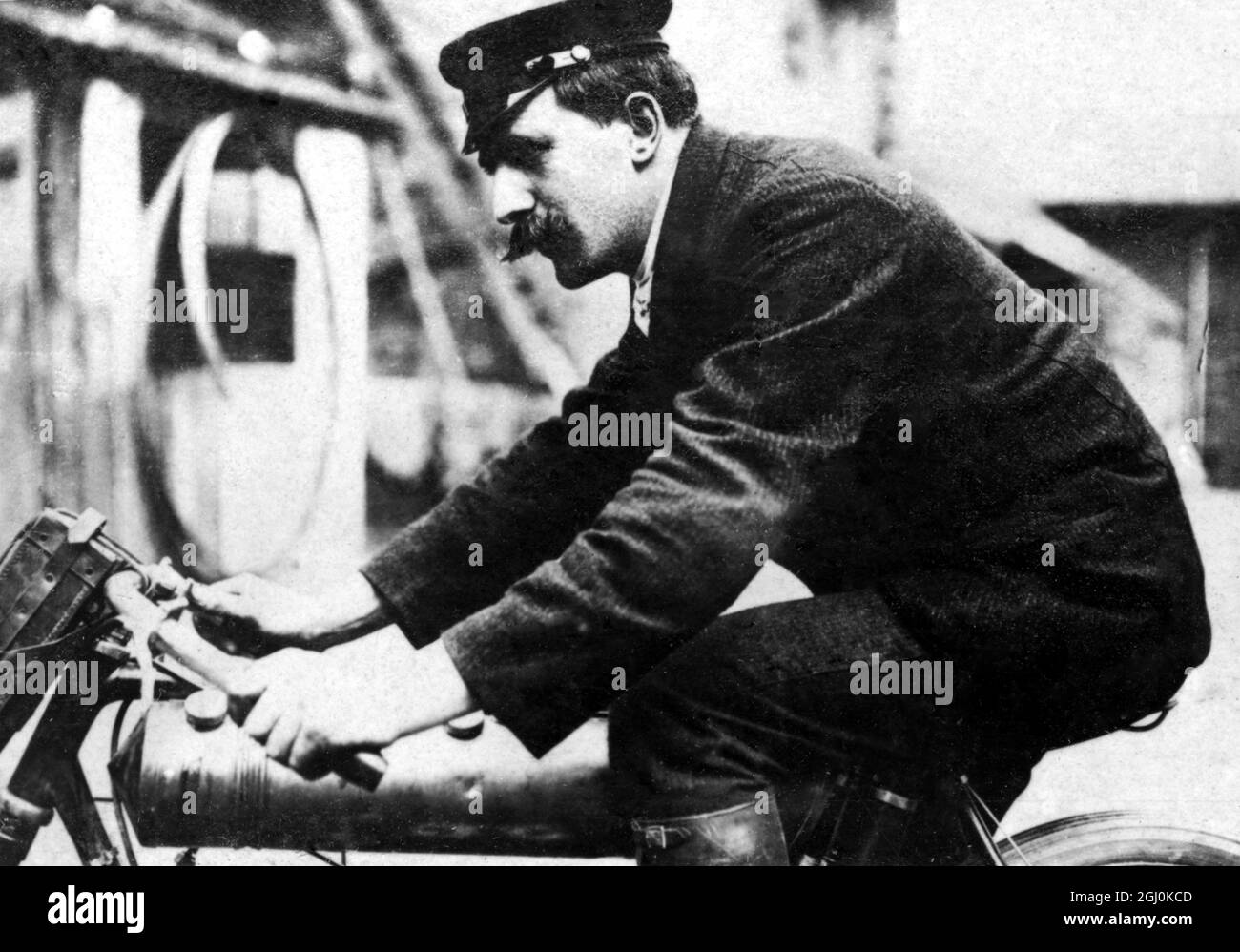 Henri Cissac : nato nel 1877 inizialmente un motociclista all'inizio del XX secolo è cambiato in motoristica . È stato ucciso in un incidente avvenuto l'8° di 10 giri del Grand Prix de l'Automobile Club de France , tenutosi il 07 luglio 1908 Foto Stock