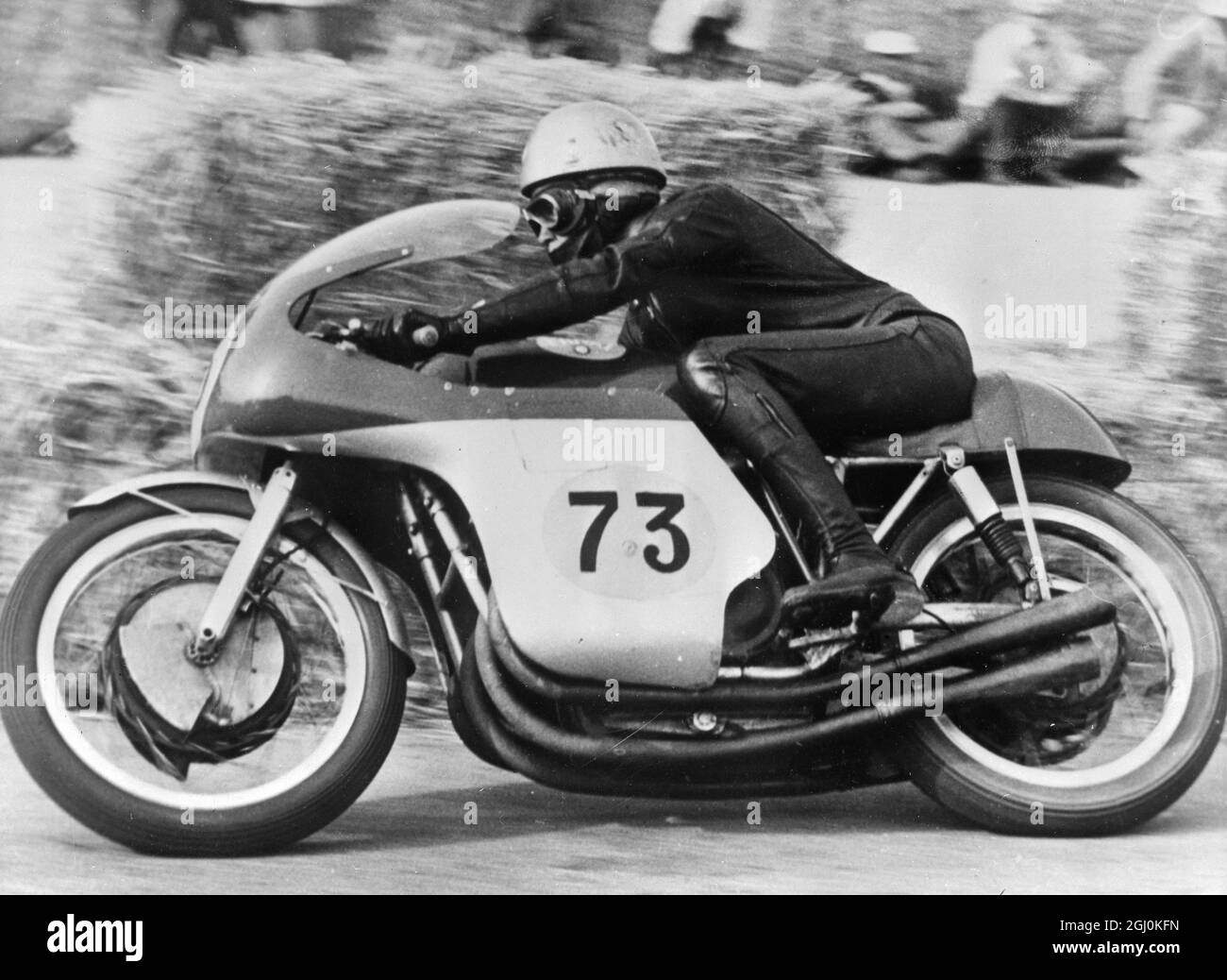 Imola, Italia: L'asso da motocicletta Rhodesiano, Gary Hocking, su un M.V. è visto in azione durante l'evento 500 C>C> dell'ottavo Trofeo Shell, la Golden Cup, a Imola, 16 aprile. Ha percorso i 30 giri (150,510 chilometri) in 1 ora e 2 min. 49.7 secondi ad una velocità media di 143.735 chilometri all'ora per vincere l'evento. Al secondo posto è stato il Dale britannico su un Norton. 19 aprile 1961 Foto Stock