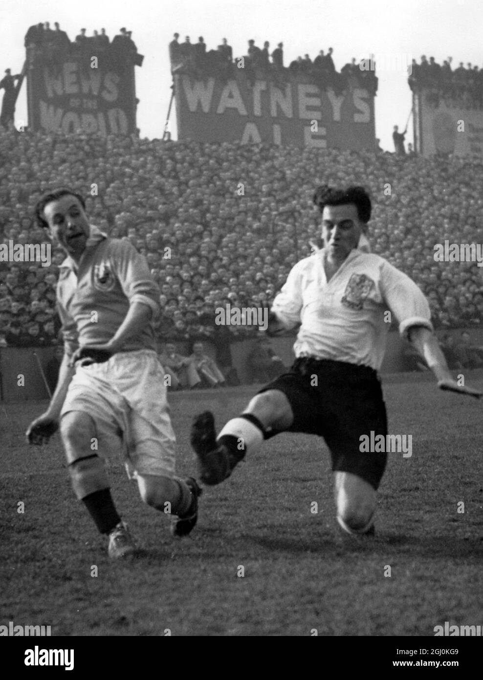 (l) Stanley Matthews, il winger di Blackpool e Inghilterra intercetta Freeman di Fulham in un'emozionante partita di fa Cup al Craven Cottage. 28 febbraio 1948 Foto Stock