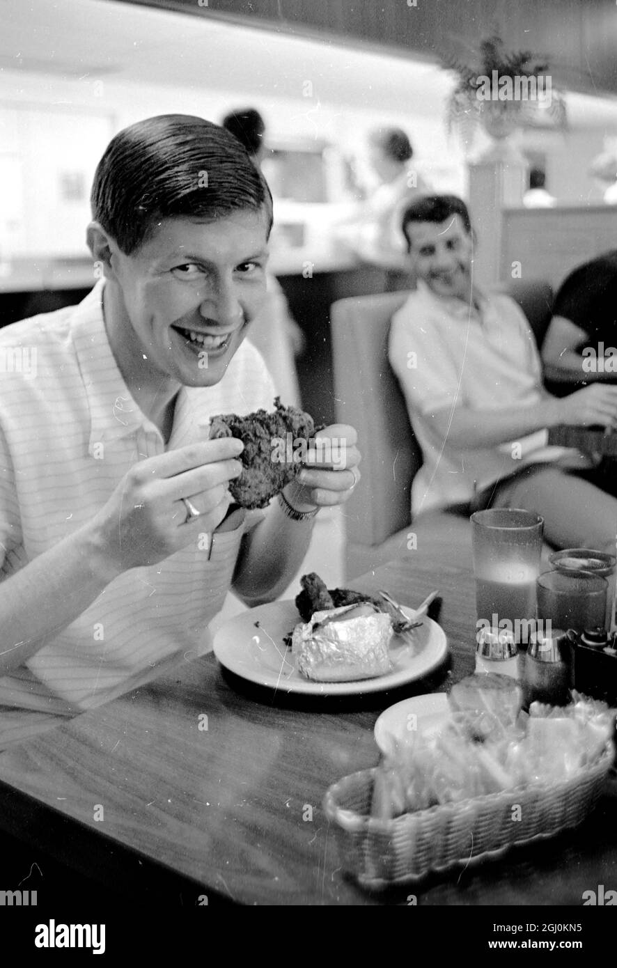 Dallas, Texas: Don Mackay di Dundee, Scozia, entra in un pezzo di pollo fritto qui di recente. È membro della squadra di football Dundee United che rappresenta Dallas nelle partite della United Soccer Association qui. La squadra giocherà fino all'8 luglio. Don è visto a pranzo nella Casa della Fraternità della Southern Methodist University, dove vive la squadra. Il team è noto come "dallas tornadoes". 4 luglio 1967 Foto Stock