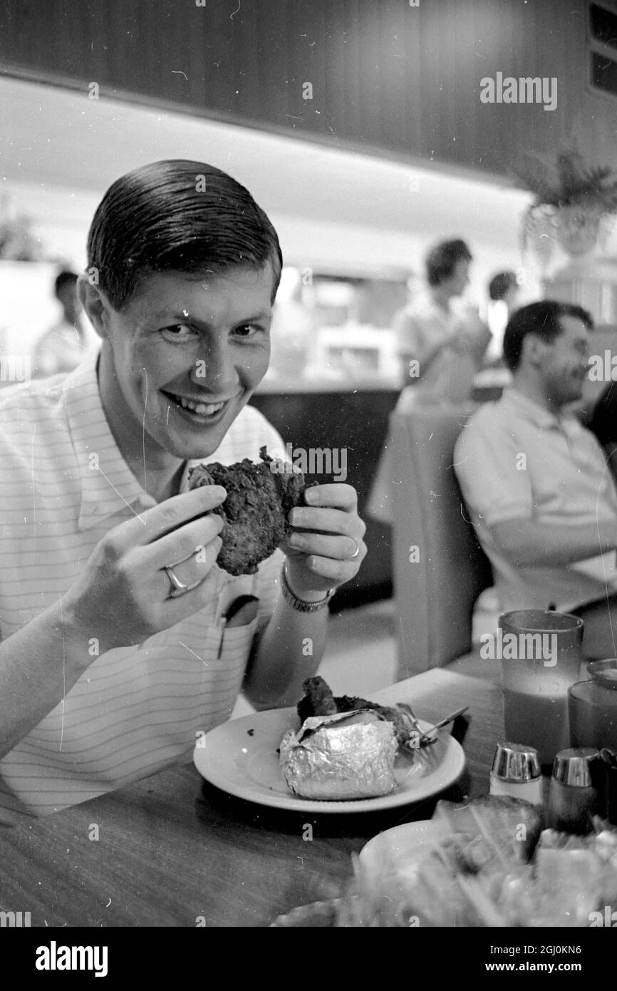 Dallas, Texas: Don Mackay di Dundee, Scozia, entra in un pezzo di pollo fritto qui di recente. È membro della squadra di football Dundee United che rappresenta Dallas nelle partite della United Soccer Association qui. La squadra giocherà fino all'8 luglio. Don è visto a pranzo nella Casa della Fraternità della Southern Methodist University, dove vive la squadra. Il team è noto come "dallas tornadoes". 4 luglio 1967 Foto Stock