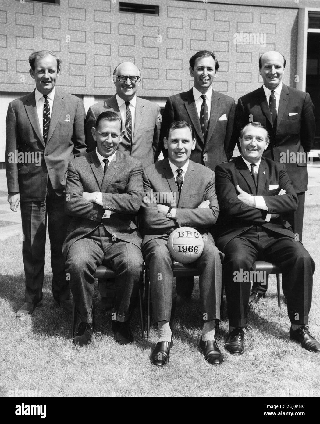 BBC commentatori per ''World Cup Grandstand''.Back row, l to r: Frank Bough, Alan Weeks, David Coleman & Wally Barnes. Prima fila, l a r: Arbitro Ken Aston, Kenneth Wolstenholme e arbitro, Arthur Ellis. Maggio 1966 Foto Stock