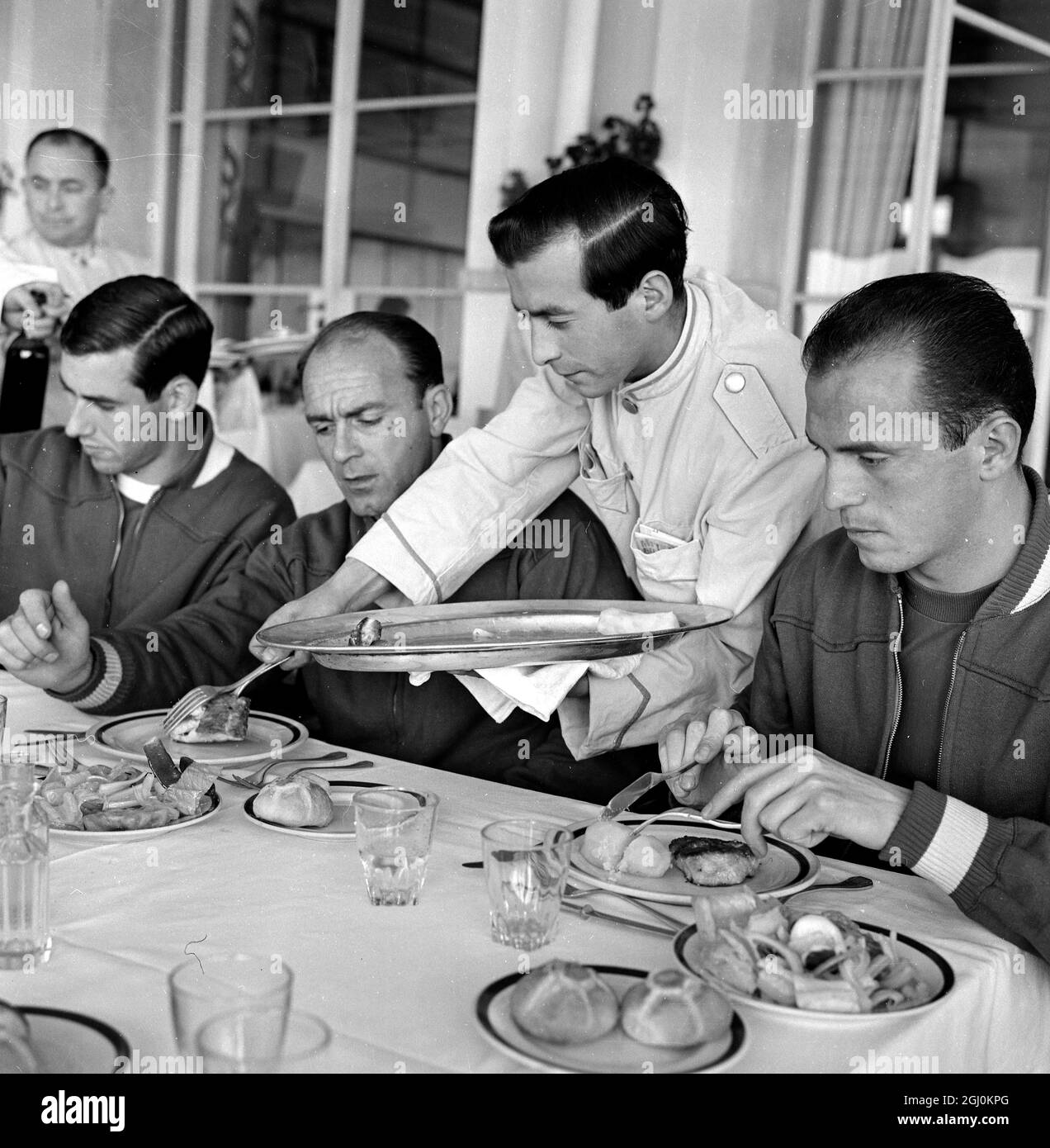 Vina del Mar, Cile: Da sinistra a destra: Abdelarso; Alfredo di Stefano, e Francisco Rodriguez, tre membri della Nazionale di Calcio Spagnola raffigurati a pranzo presso il loro hotel qui. La squadra si trova in Cile per partecipare ai Campionati Mondiali di Calcio. 27 maggio 1962 Foto Stock