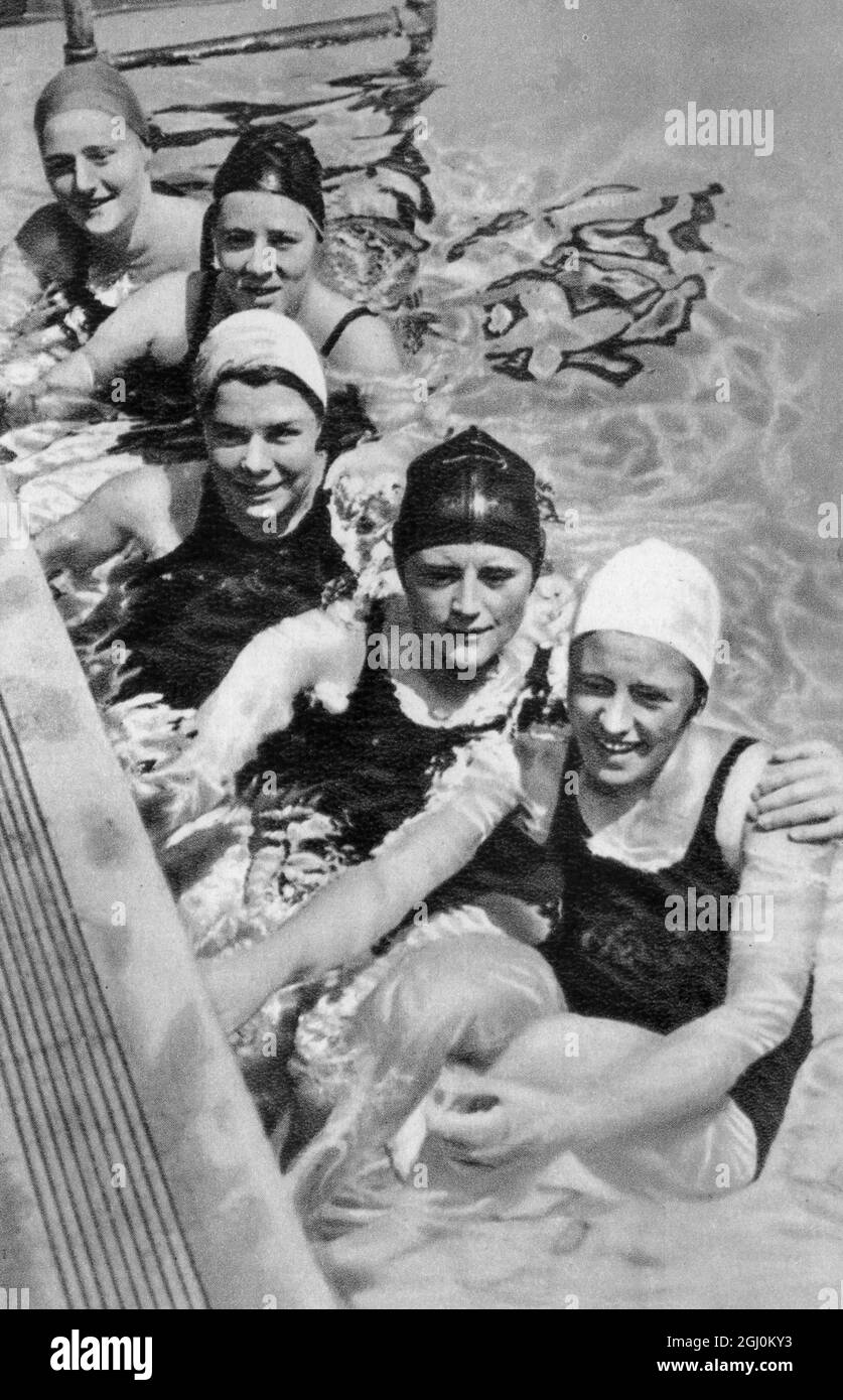 Womens 4 100 m Freestyle relè team per i Paesi Bassi (NED) Willy den Ouden Puck Oversloot Corrie Laddé Maria Vierdag ai Giochi Olimpici estivi del 1932 Foto Stock