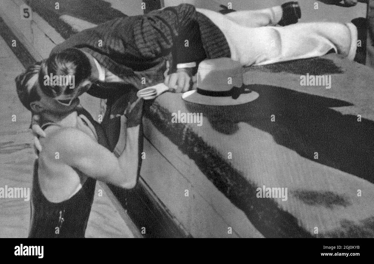 Medaglia d'oro per 400 m Freestyle: Clarence Crabbe, USA ai Giochi Olimpici del Coliseum Stadium 1932, Los Angeles, USA. Foto Stock