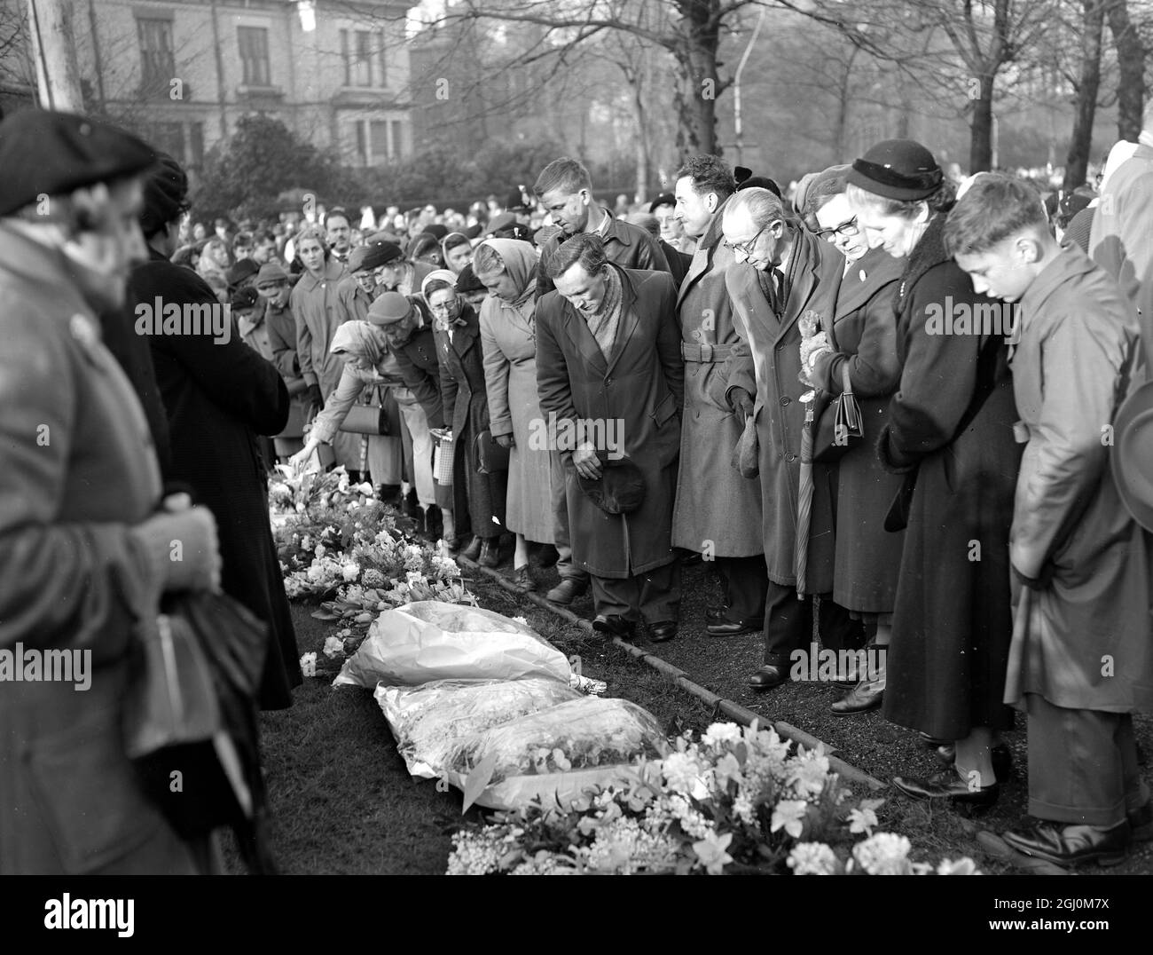 Funerali dell'ex portiere d'Inghilterra e del giocatore di Manchester City e dello sportivo Frank Swift alla chiesa di St Margarets Whalley Range Manchester Frank Swift sono morti in tragico incidente aereo a Monaco di Baviera il 13 febbraio 1958 Foto Stock