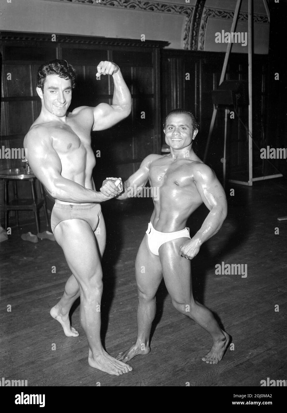 MR Universe 1951 organizzato dalla National Amateur Bodybuilders Association al Royal Hotel Southampton Road London . Mario Marollo di Parigi e gli anni scorsi il signor Francia si pose con il più piccolo uomo nel concorso Monohar Aich di Calcutta India. 1° settembre 1951 Foto Stock