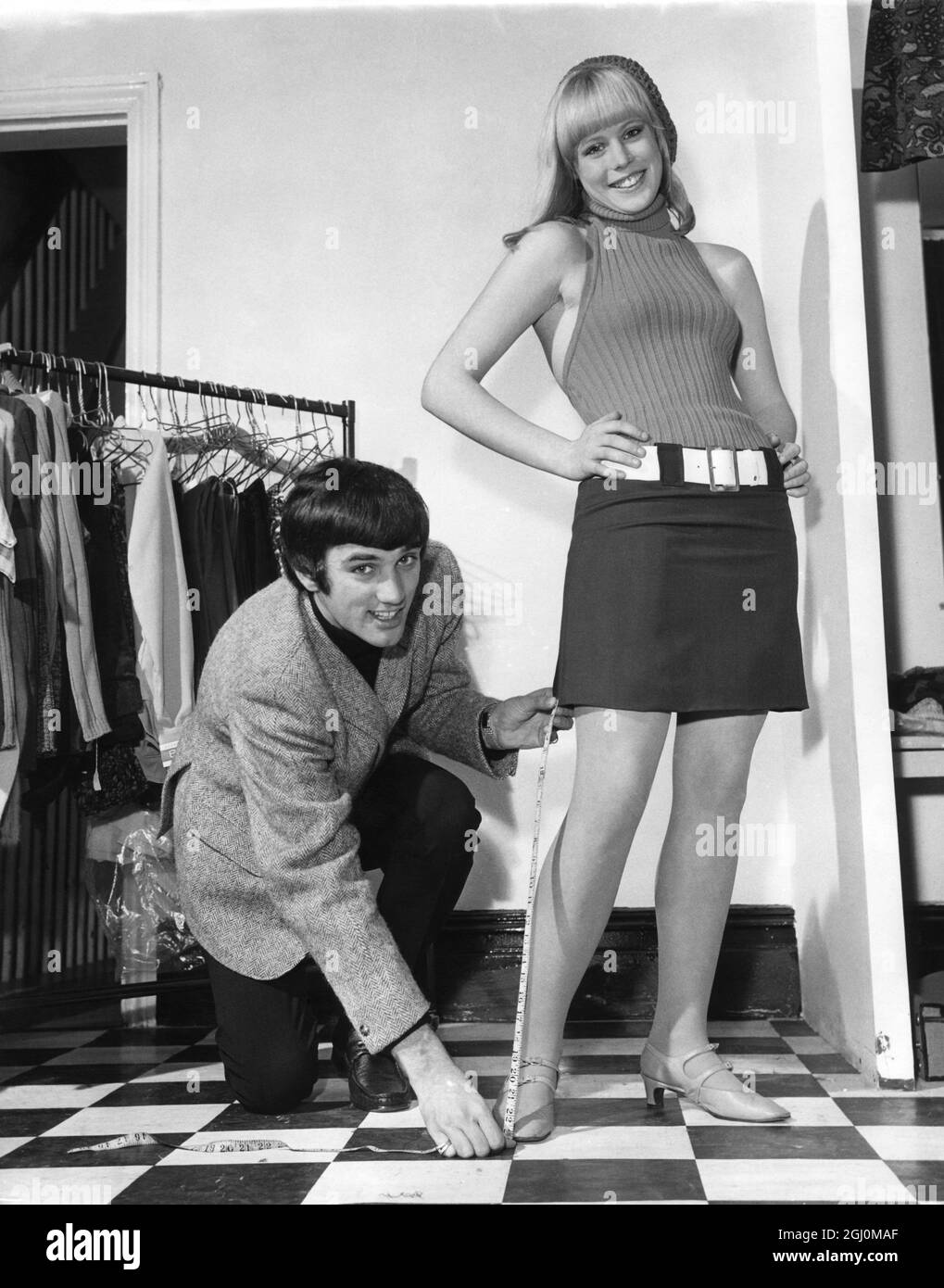 Il Manchester United's George Best non è solo un mago sul campo di calcio, ma è ugualmente a casa nel mondo zany dei calciatori di moda oggi sono pagati grandi soldi e George ha pensato che avrebbe voluto investire alcuni dei suoi in un business . E perché scava gli attrezzi pop ha scelto di aprire una boutique . George's boutique è a sale non lontano dal Old Trafford Ground e abbastanza spesso la stella può essere visto consigliare i clienti come al più con esso stili sue Whitman l'attrice di 19 anni da Londra che è anche un appassionato di calcio ha avuto modo di conoscere la Best Boutique e ha deciso di andare a dare un'occhiata a ma Foto Stock