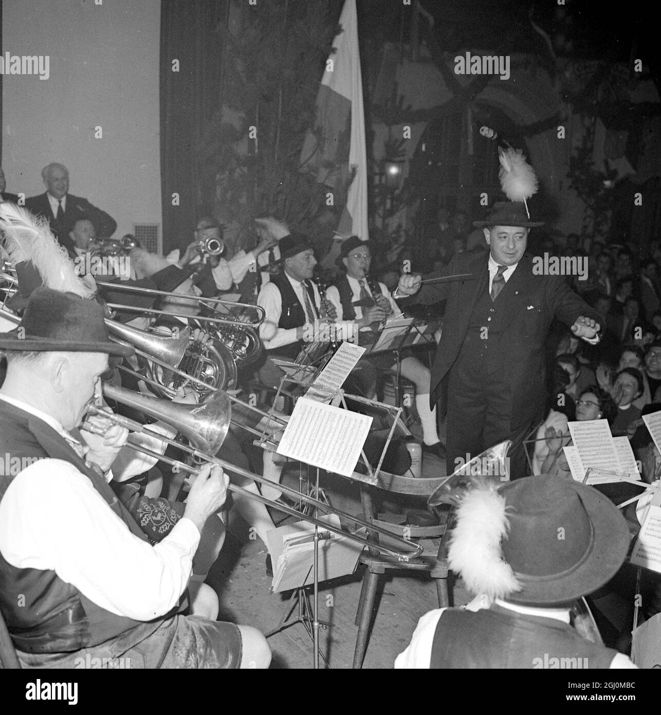 Monaco di Baviera famosa cantina di birra il Salvator Keller sinistra a destra Lord Mayor Leslie leva di Manchester Inghilterra conduzione birra Celler Banda di Ottone tedesca sul suo vistit per ringraziare la gente infermieri medici della ricchezza Der Isar Hospital Monaco di Baviera Germania per Le vittime del Manchester United Football Team aereo crash 12 marzo 1958 Foto Stock