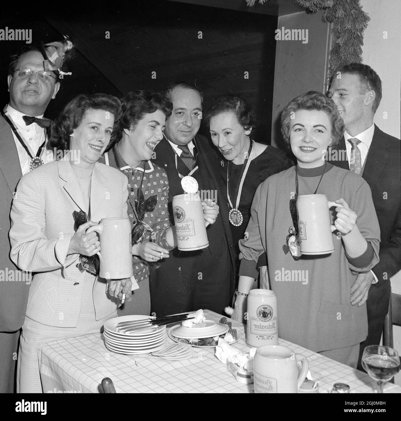Presso la famosa cantina di birra di Monaco, il Salvator Keller si trova a sinistra a destra, il calciatore del Manchester United Albert Scallon e la moglie Sig.ra Josephine Scnlon Sig.ra Lever con marito Lord Mayor Leslie Lever di Manchester Sig.ra Jean Blanchflower Sig.ra Hilde Berry Professore Maurer visita la Germania come tributo ai membri della squadra di calcio del Manchester United che sono morti durante l'incidente aereo 12 marzo 1958 Foto Stock