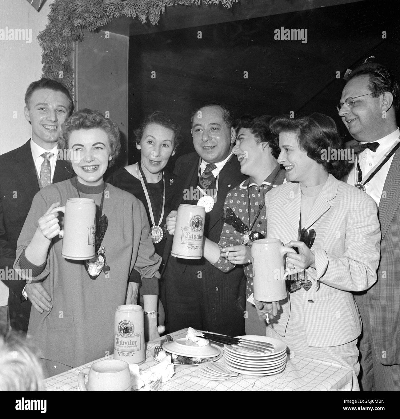 Presso la famosa cantina di birra di Monaco, il Salvator Keller si trova a sinistra a destra, il calciatore del Manchester United Albert Scallon e la moglie Sig.ra Josephine Scnlon Sig.ra Lever con marito Lord Mayor Leslie Lever di Manchester Sig.ra Jean Blanchflower Sig.ra Hilde Berry Professore Maurer visita la Germania come tributo ai membri della squadra di calcio del Manchester United che sono morti durante l'incidente aereo 12 marzo 1958 Foto Stock