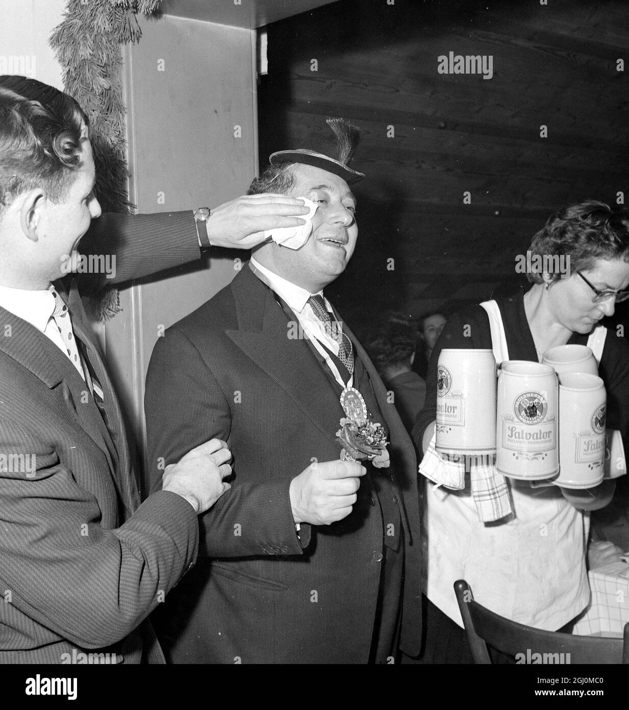 Presso la famosa cantina di birra di Monaco, il Salvator Keller Lord Major Leslie Lever e un medico dell'ospedale di Monaco che ha aiutato mano dopo parola come tributo ai membri della squadra di calcio del Manchester United che sono morti durante l'incidente aereo il 12 marzo 1958 Foto Stock