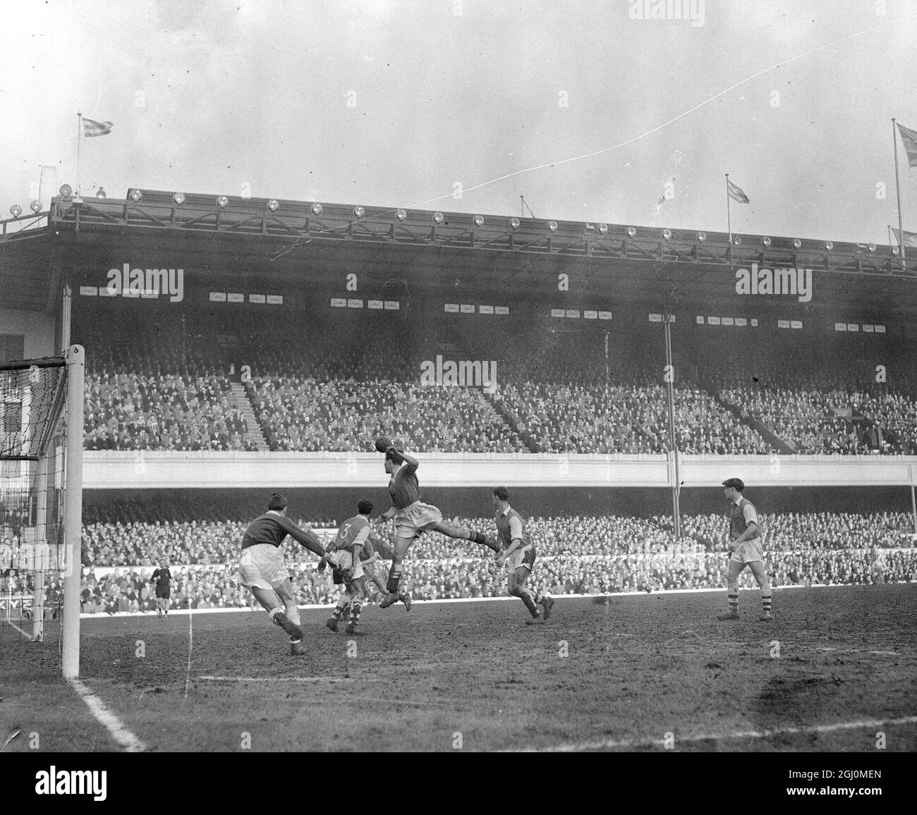 Londra Inghilterra vincitori dell'Arsenal alla partita di calcio locale London Derby contro Chelsea al calciatore Highbury Greaves of Chelsea salta sopra i difensori dell'Arsenal e il portiere dell'Arsenals Kelsey 8 marzo 1958. Foto Stock