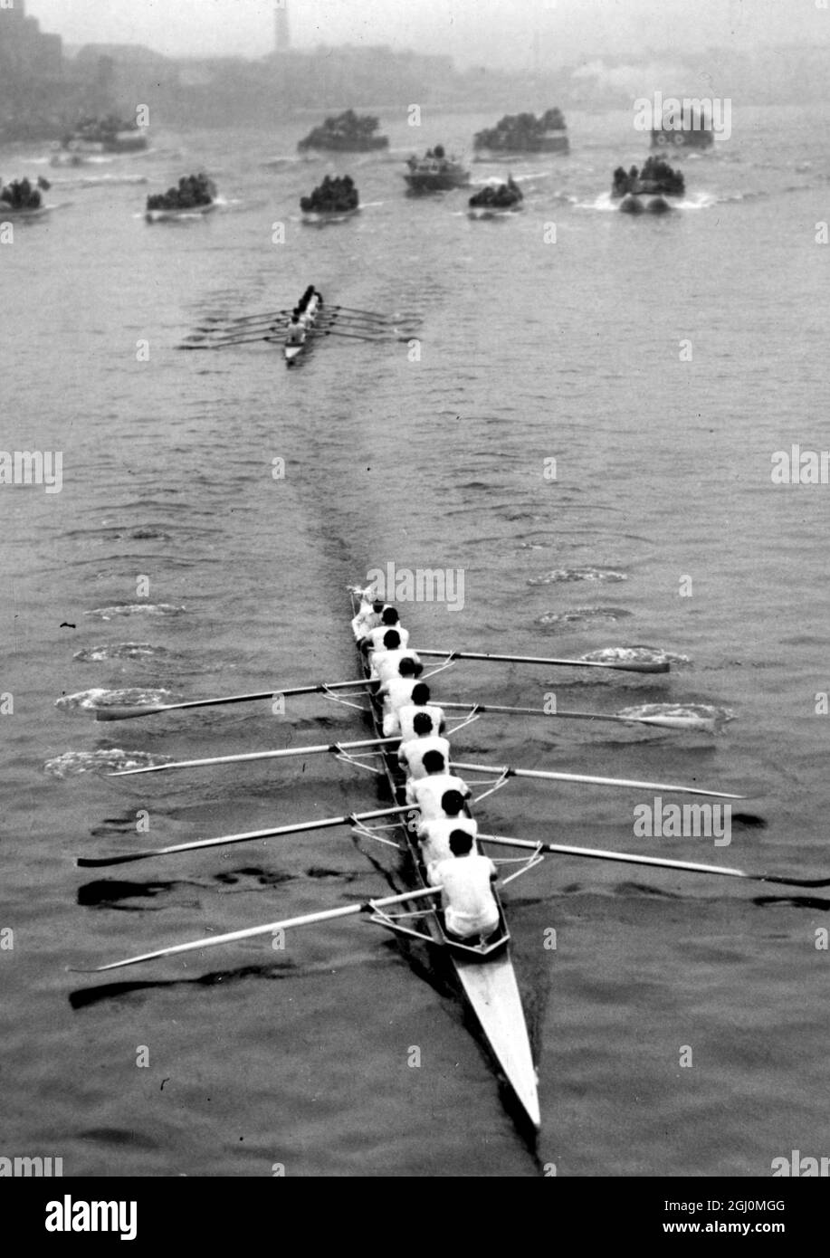 Cambridge vince la 104a gara in barca a 3 1-2 lunghezze da Oxford, stabilendo il terzo miglior tempo nella serie di gare tra i due equipaggi universitari. 4 aprile 1958 Foto Stock