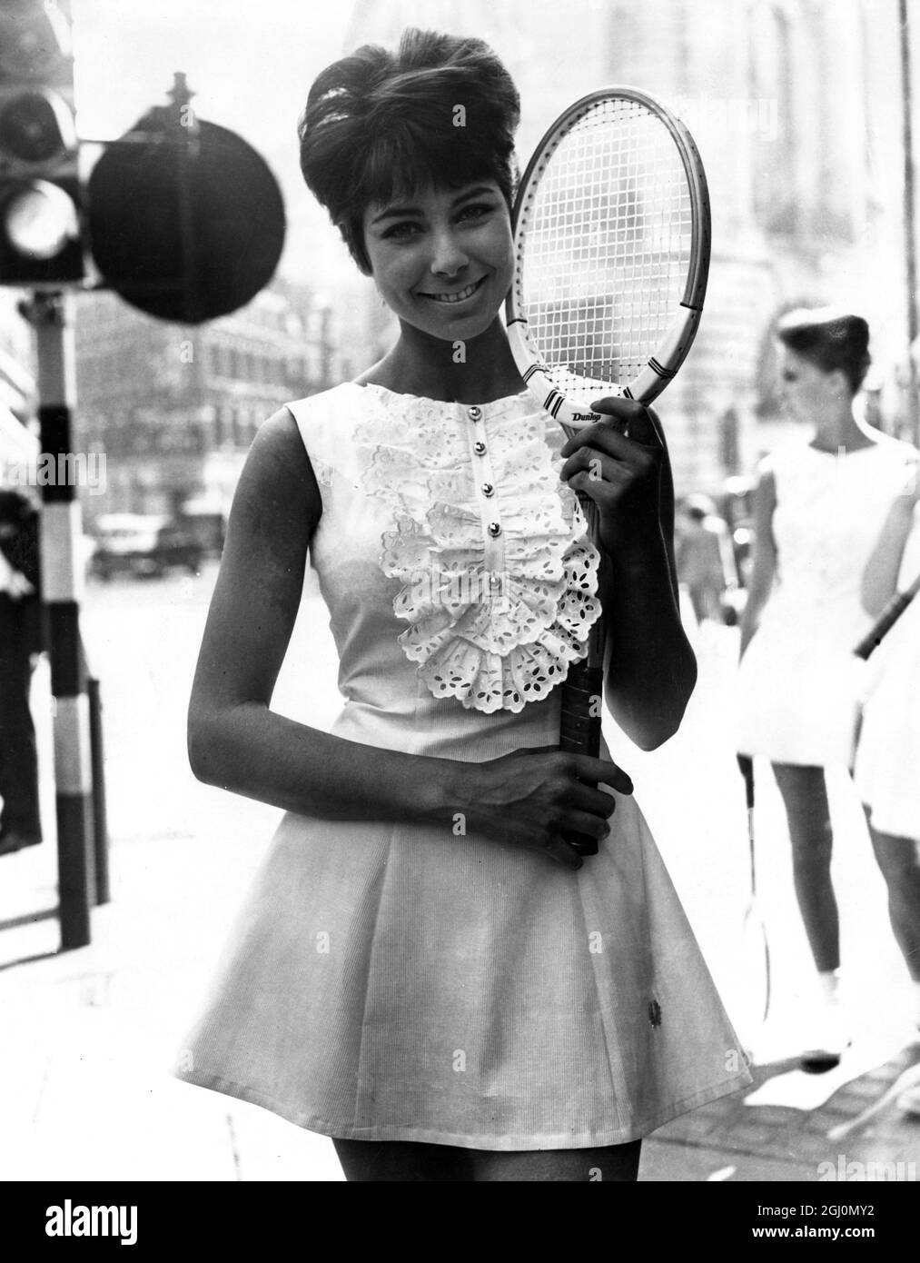 Sandra Russell in Pique vestito con Broderie Anglais fronte come parte del Fred Perry tennis disegni per Wimbledon 12 giugno 1963 Foto Stock