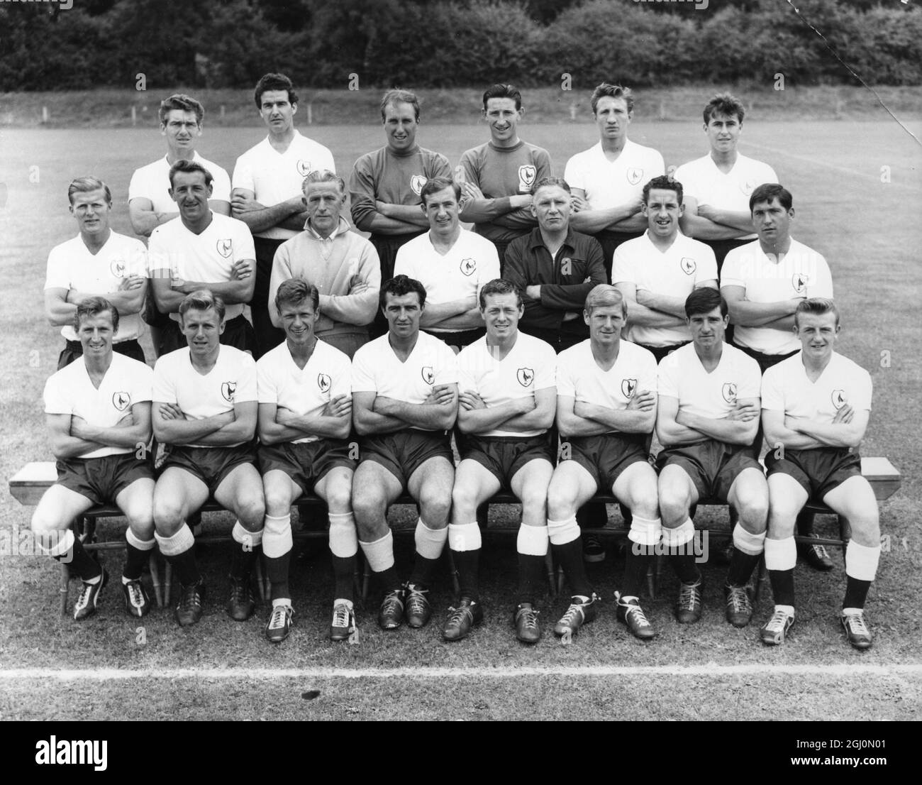 Foto di squadra di Tottenham Hotspurs , Champions League e possessori di fa Cup - la prima squadra a completare il doppio di questo secolo . Sono , da sinistra a destra , in fila posteriore : Ron Henry , Maurice Norman , John Hollowbread , Bill Brown , Melvyn Hopkins , Ken Barton. Center Row : Peter Baker , Tony March , MR Payton , Danny Blanchflower , Bill Nicholson , David Mackay , John Smith Front Row : Clifford Jones , Terence Medwin , John White , Robert Smith , Leslie Allen , Frank Saul , Edward Clayton e Terry Dyson Agosto 1961 Foto Stock