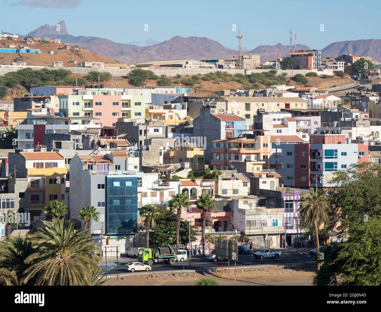 Vista della città da Platone verso i quartieri occidentali. La capitale Praia sull'isola di Santiago (Ilha de Santiago), Capo Verde nell'Equatoriale Atlantico. Foto Stock