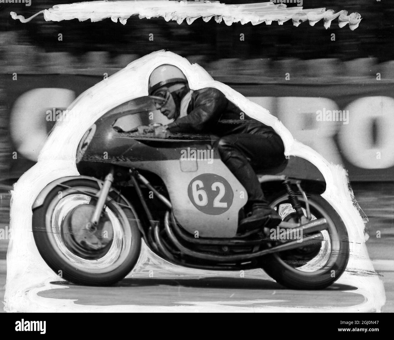John Surtees di ventitré anni a velocità elevata sulla sua moto MV Augusta quando vinse la gara Junior TT a Douglas , Isola di Man , con una velocità media di 93.97 mph . 4 giugno 1958 Foto Stock
