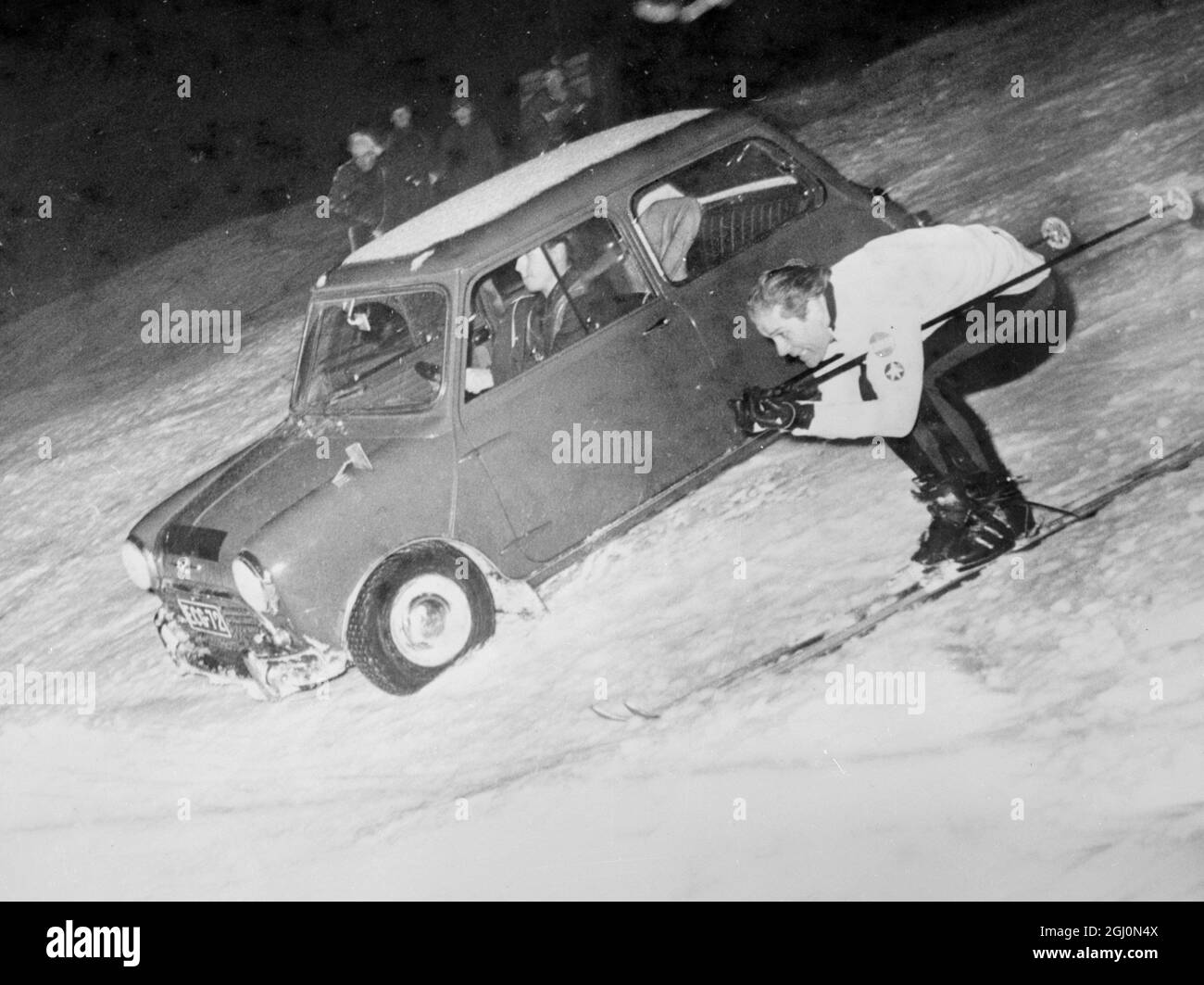 Turku , Finlandia : la sua forza lavoro contro potenza nella riunione dei campioni . Il campione europeo di rally Rauno Aaltonen ha guidato la sua mini - auto contro lo sci del campione del mondo Kalevi Hakkinen in una discesa la mini Aaltonen ha vinto la gara con un margine minimo . 6 marzo 1967 Foto Stock