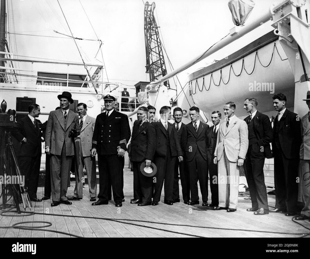 Il Team di Test Cricket 1932 Inghilterra è pronto a lasciare Tilbury Docks, Londra, Inghilterra. Douglas Jardine (capitano) è mostrato sulla sinistra con un cappello. La serie delle ceneri del 1932-3 era famosa per la teoria delle gambe di Jardine, altrimenti nota come Bodyline. 17 Settembre 1932 ©Topham - TopFoto Foto Stock
