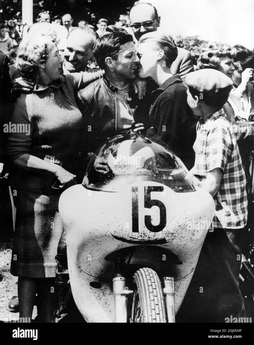 Phil Read : nato 1 gennaio 1939 , Gran Premio di Gran Bretagna motocicletta Road racer . Visto qui ricevere un bacio di congratulazioni dalla sua ragazza di 16 anni , Margaret Shene , dopo aver vinto la gara Junior TT nella classe 350cc , a Douglas , Isola di Man , Regno Unito . Phil Read , 22 , ha incorso il suo Norton al primo posto nella sua prima corsa TT , davanti a Gary Hocking , Southern Rhodesia e Derek Minter . 15 giugno 1961 Foto Stock