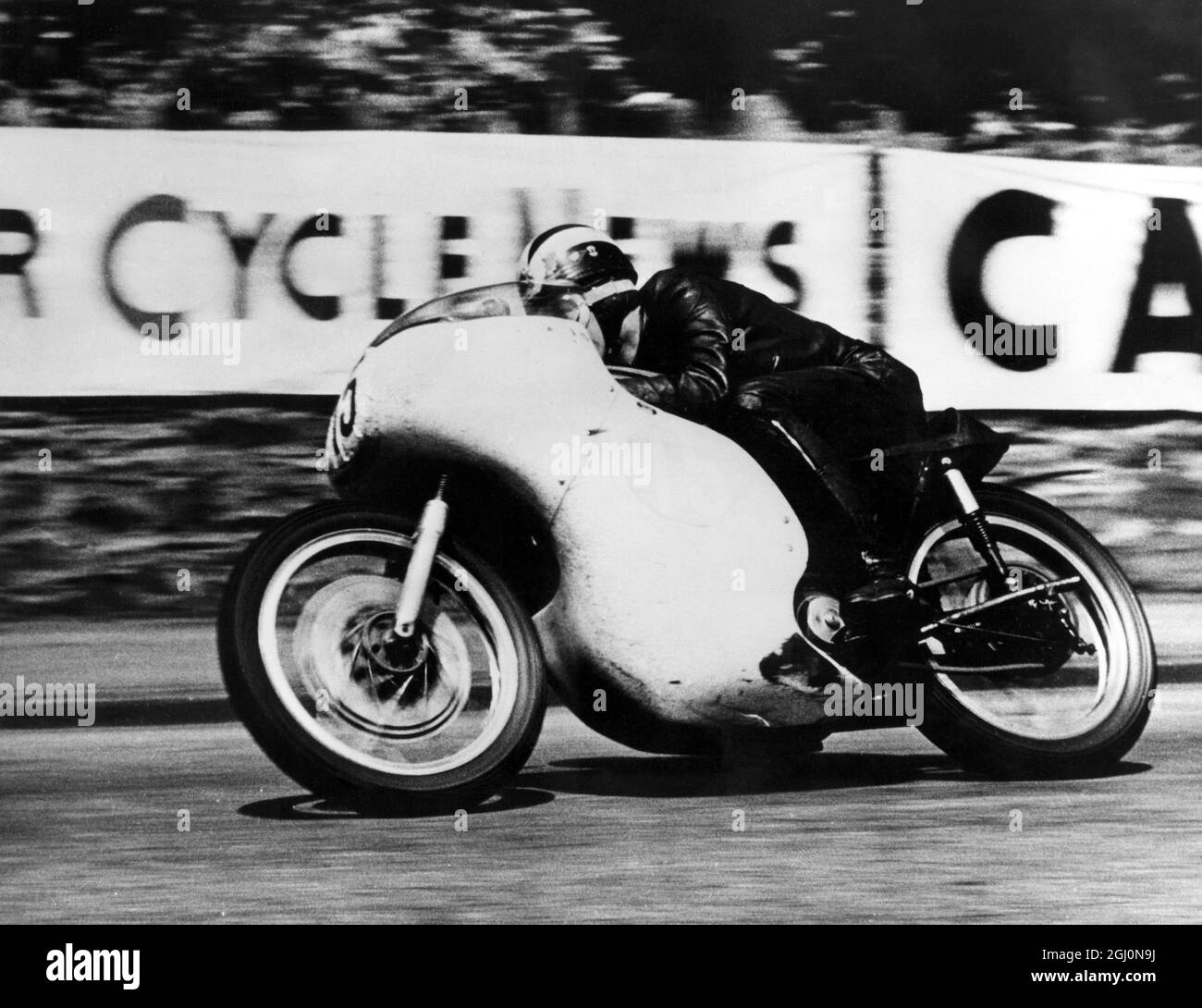 Phil Read : nato 1 gennaio 1939 , Gran Premio di Gran Bretagna motocicletta Road racer . Visto qui vincere la gara Junior TT nella classe 350cc , a Douglas , Isola di Man , Regno Unito . Phil Read , 22 , ha incorso il suo Norton al primo posto nella sua prima corsa TT , davanti a Gary Hocking , Southern Rhodesia e Derek Minter . 15 giugno 1961 Foto Stock