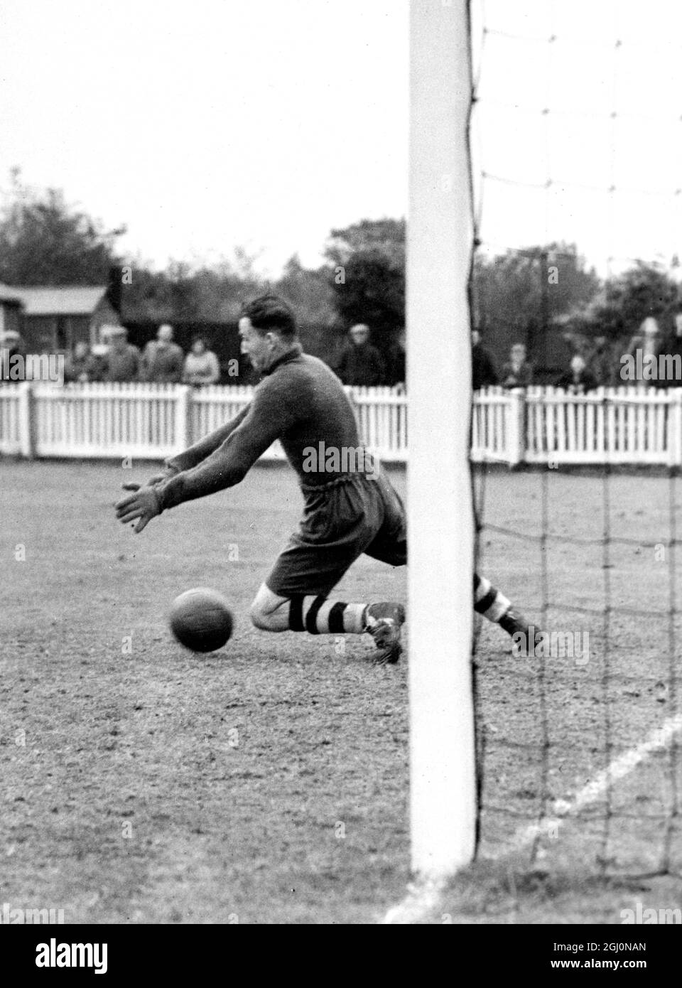 Gravesend e Northfleet riserve vs Royal Marines - Kent League - Billingham il portiere Royal Marines salva - 14-09-46 1946 Foto Stock